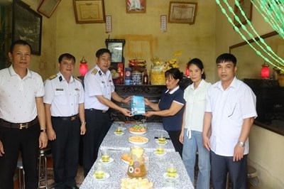 Công ty Hải Thành thăm, tặng quà các gia đình thân nhân liệt sĩ