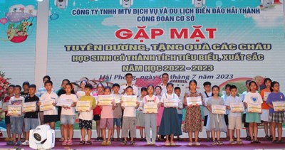 Công ty Hải Thành tặng quà các cháu học sinh có thành tích tiêu biểu, xuất sắc năm học 2022-2023