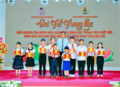 Chương trình “Vui tết Trung thu”, tặng quà con nhà giáo, người lao động vượt khó, học giỏi, biểu dương con cán bộ, đoàn viên, người lao động đạt thành tích xuất sắc năm học 2022-2023.